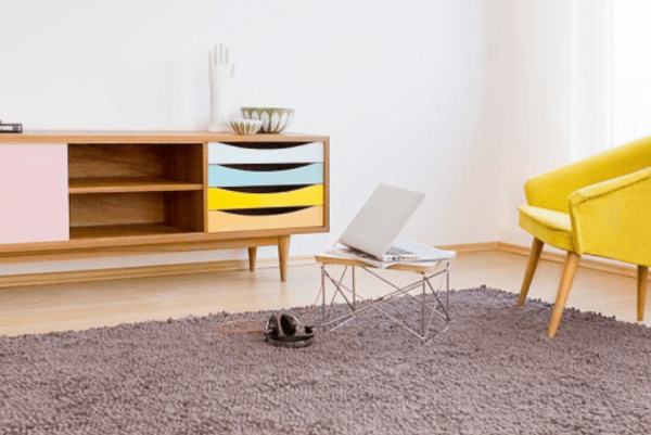 Perabotan kayu yang diresapi dengan warna-warna cerah